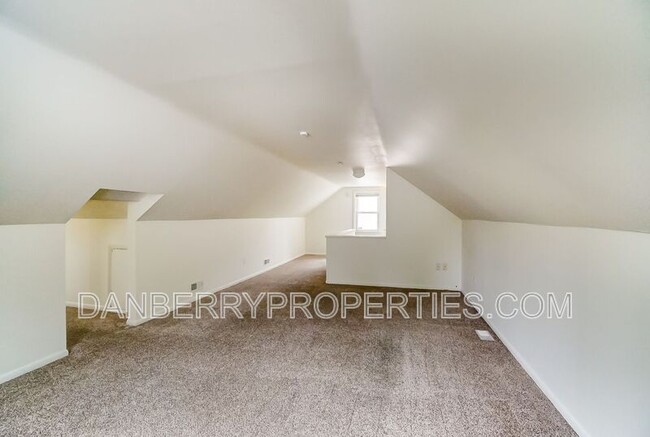 Building Photo - 915 Independence Rd