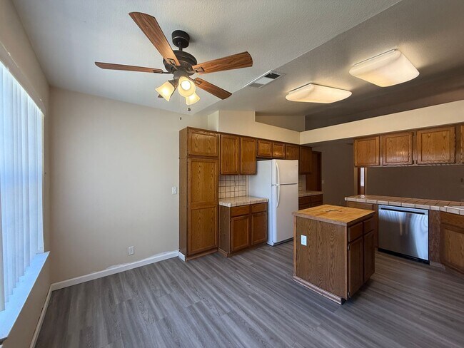 Building Photo - ***JUST REDUCED & MOVE-IN INSPECIAL!!!*** 3-bedroom, 2-bath home in Visalia, CA!