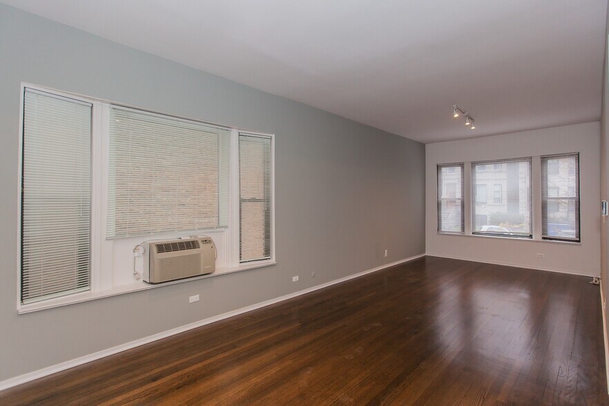 Building Photo - 727 W Cornelia Ave