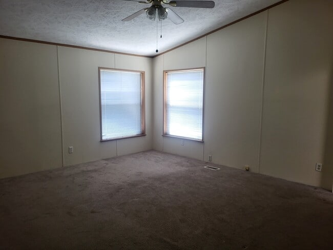 Building Photo - 200 Valley View Dr