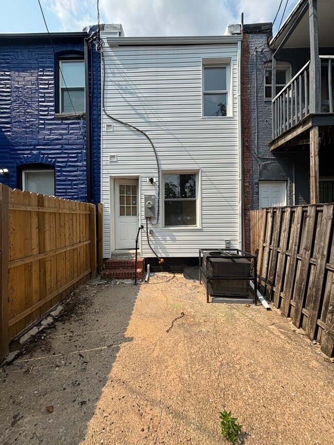 Building Photo - Rehabbed 4 bedroom Townhome