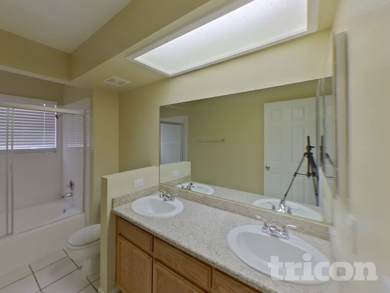 Building Photo - 2232 Ladue Dr