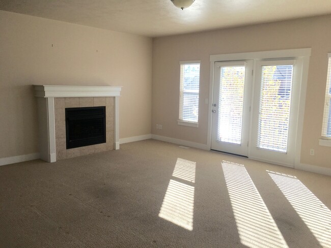 Building Photo - Luxury Townhome in Sandy!!