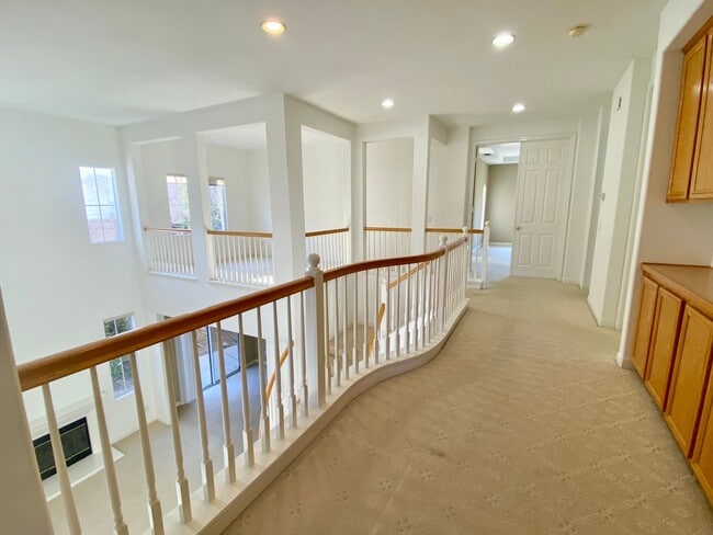 Building Photo - Spacious 4 bed 3 bath Newbury park home