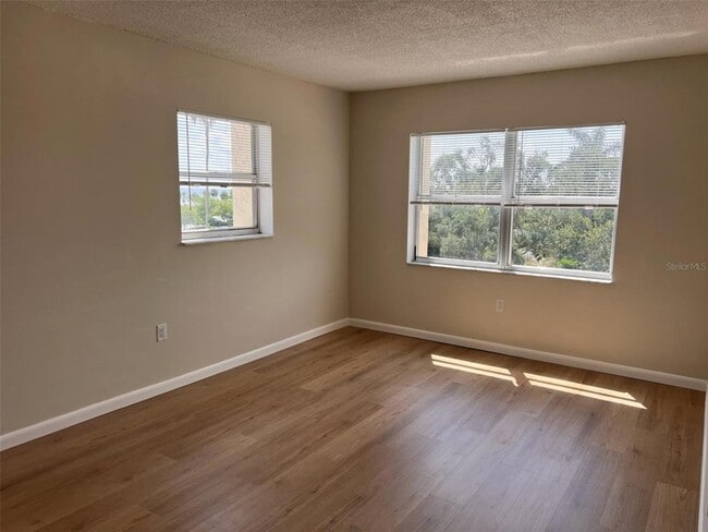 Building Photo - 1120 N Shore Dr NE