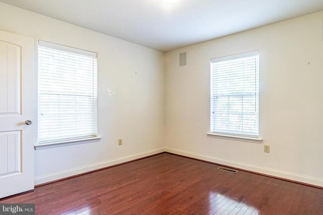 Building Photo - 107 Riverside Dr
