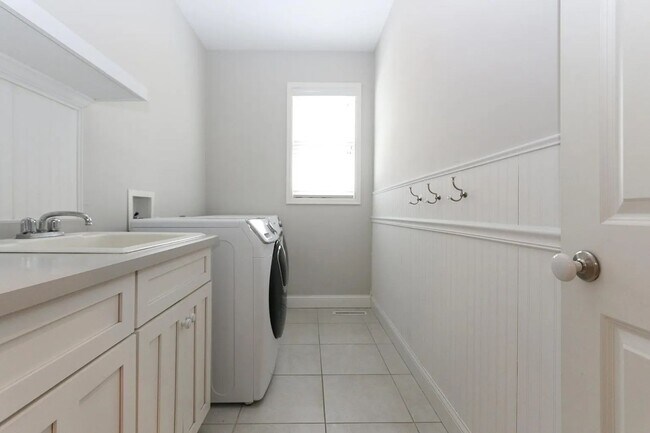 Building Photo - Rare 4 bed singe family super nice luxurio...
