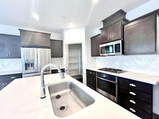 Building Photo - 377 Traverse Dr S