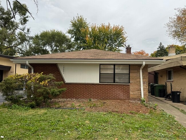 Building Photo - 15041 Oak St