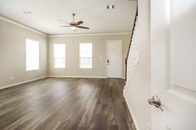Building Photo - 9910 Crescent Cove Dr