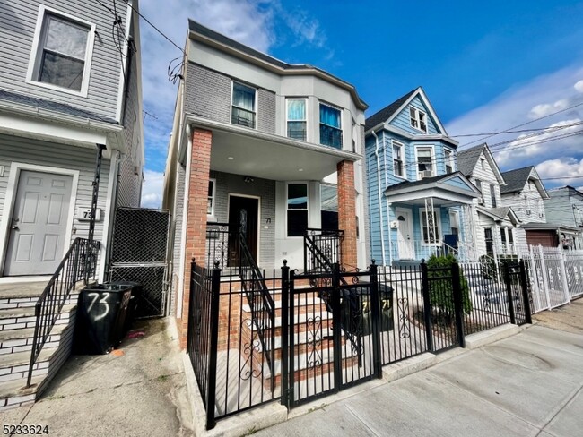 Primary Photo - 71 Irving St