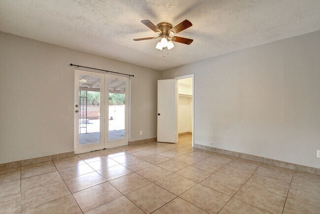 Building Photo - 5 Bed/3 Bath With Pool Backing the 60