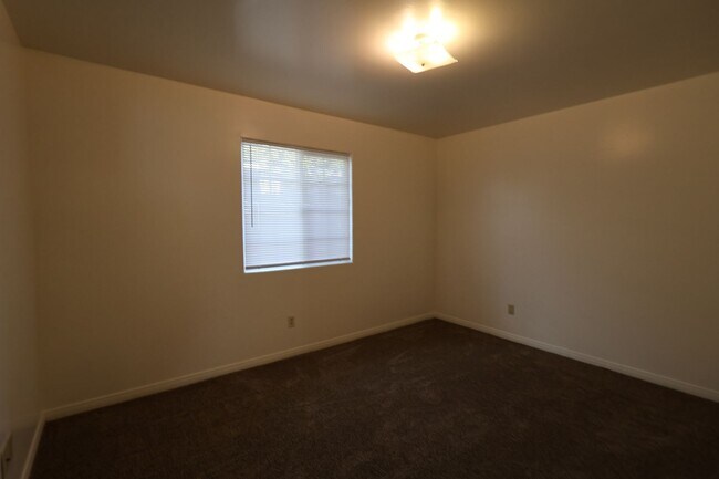 Building Photo - Spacious 3-Bedroom Duplex with Private Patio – North Bakersfield