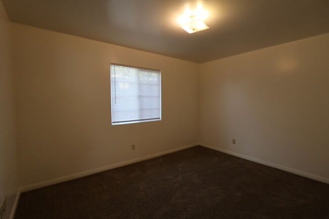 Building Photo - Spacious 3-Bedroom Duplex with Private Patio – Quiet North Bakersfield Location