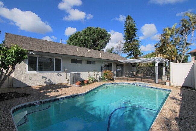 Building Photo - Spacious Cul De Sac House with Yard and Pool