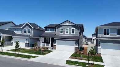Building Photo - 3 bdrm 2 1/2 bath Home- Small Dog Friendly