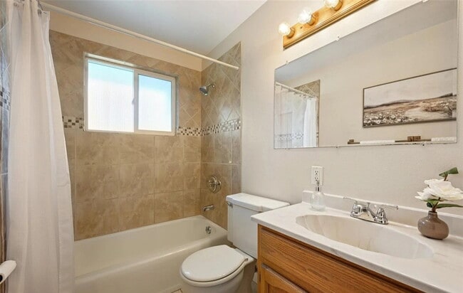 Building Photo - Welcome to this spacious 3+ bed, 2-bath bi-level home in Arvada - Available Now!