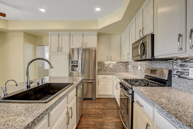 Building Photo - Stunning Summerlin Pool Home!