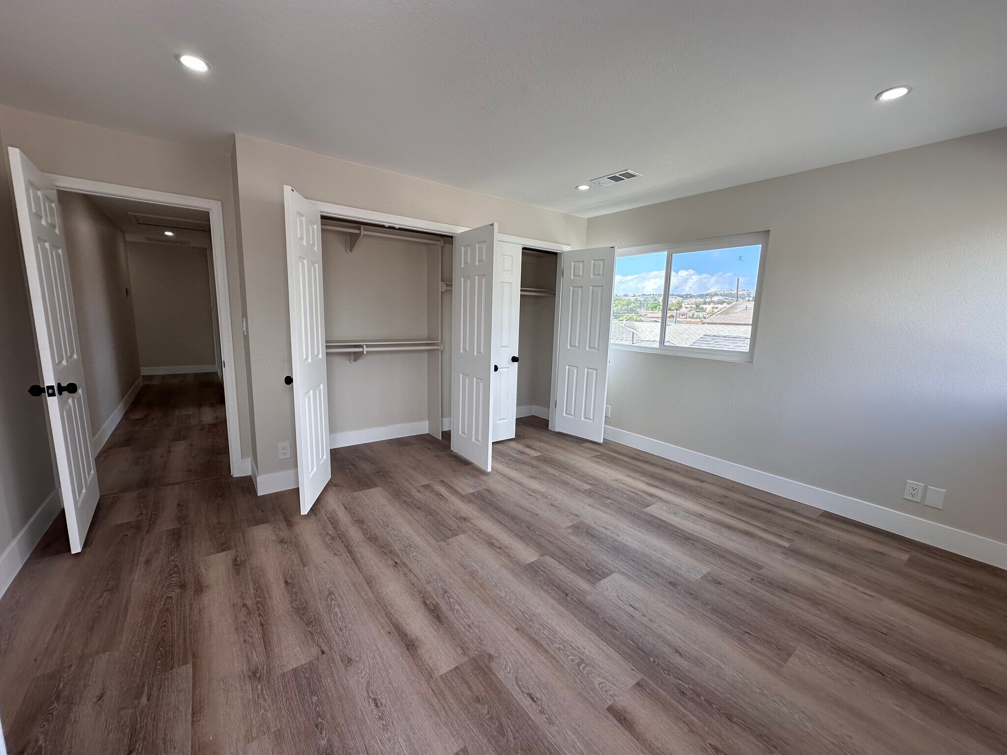 Building Photo - 770 W 2nd St