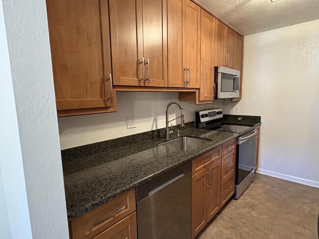 Building Photo - Updated Lauriedale 1 bd/1 ba Condo | Cats Welcome | Pools, Gym & Covered Parking | 10' x 10' Stor...