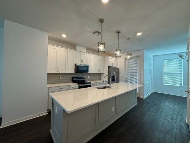 Building Photo - Available 8/10!! Luxury 3 story townhouse in the heart of Laureate Park