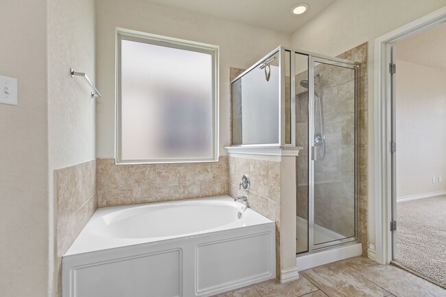 Building Photo - 5 Bedroom/3.5 Bath Saddle Creek Subdivision