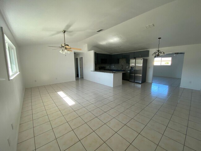 Building Photo - FULLY RENOVATED and spacious 4-bedroom, 2-...