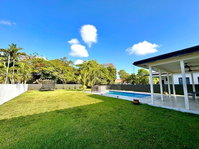 Building Photo - 15750 SW 90th Ave