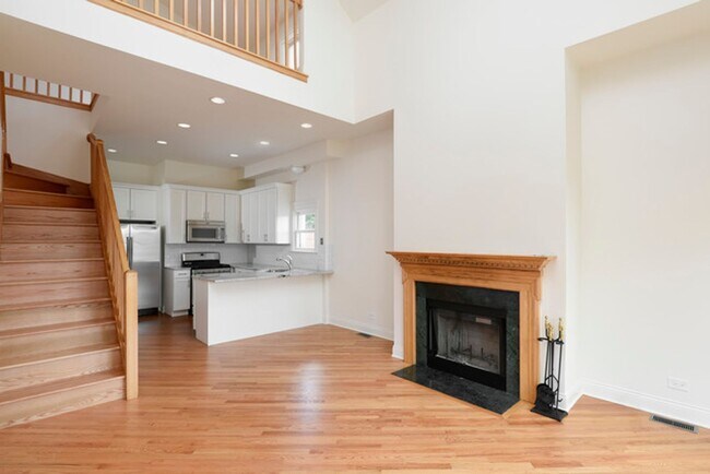 Building Photo - 4 Bedroom, 3 Bathroom Impressive Lincoln Park Duplex