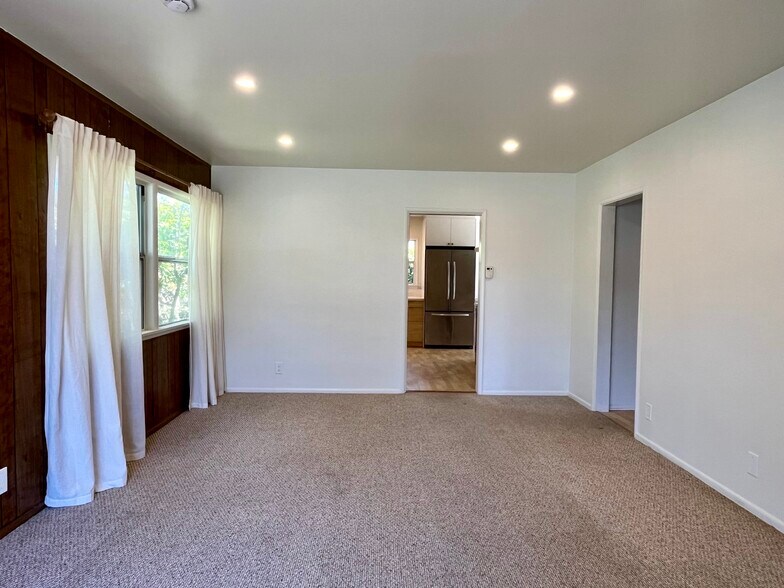 Building Photo - 11552 Braddock Dr