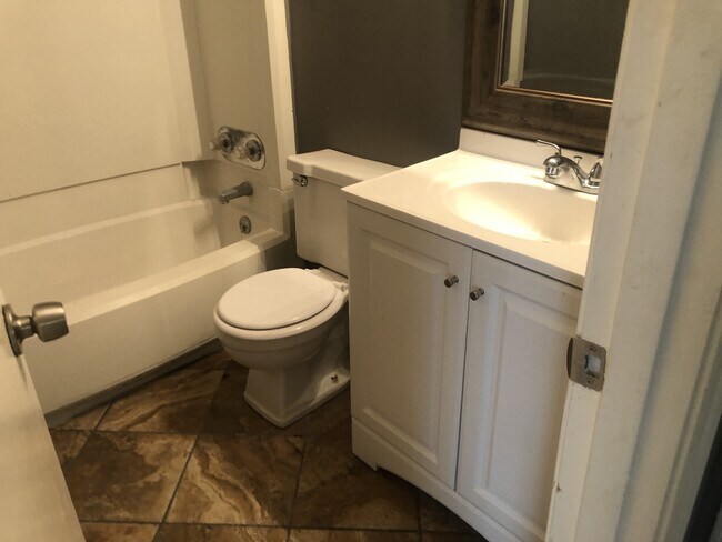 Building Photo - 222 Hedgewood Ct