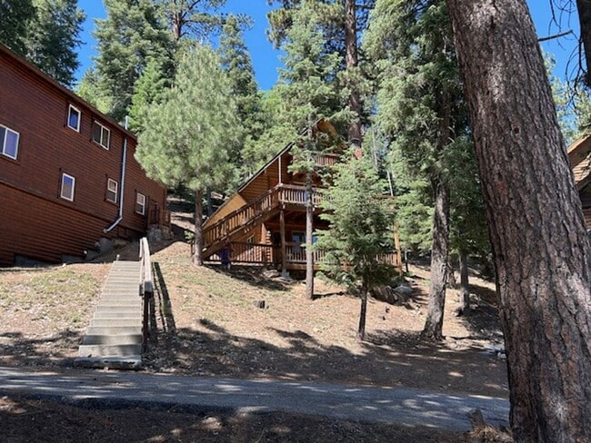 Building Photo - Moonridge View