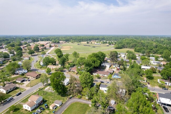 Building Photo - Freshly Renovated 2-Bedroom Home in Quiet ...