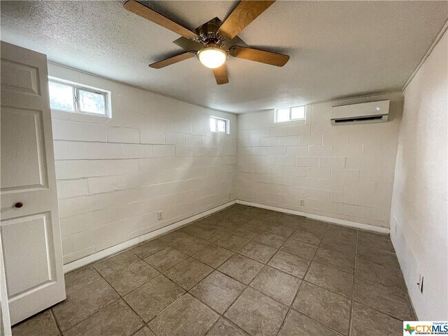 Building Photo - 668 Creekside Dr