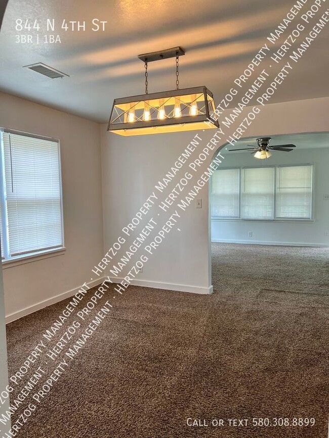 Building Photo - 844 N 4th St