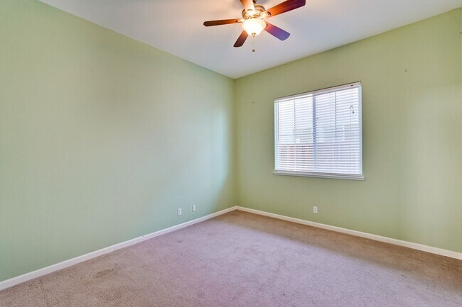 Building Photo - Spacious 3 Bedroom, 2 Bathroom Home with D...