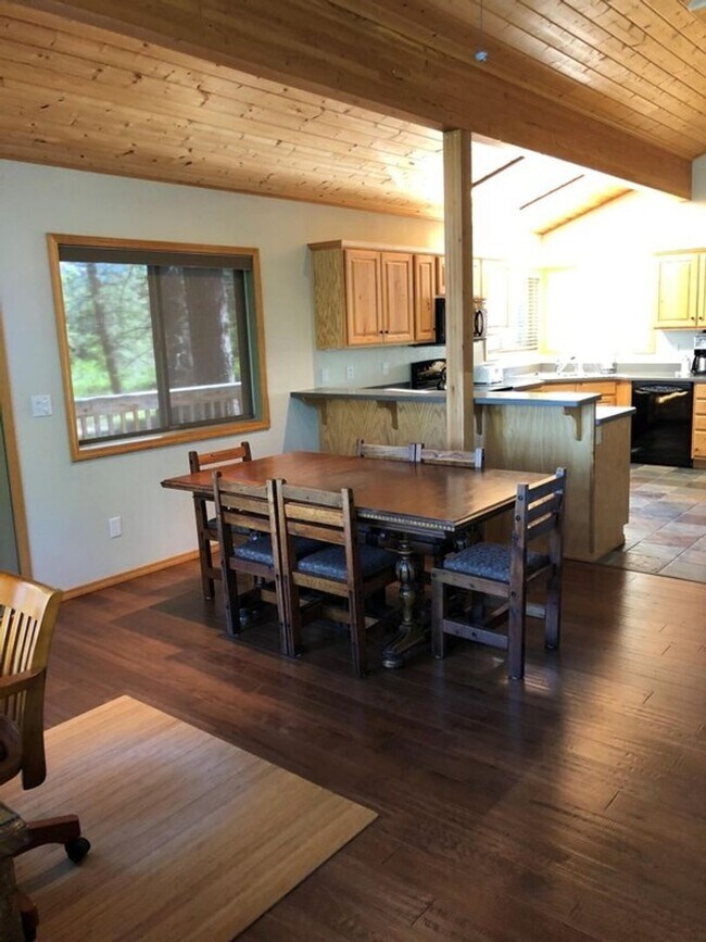 Building Photo - House on Finley Point Fully Furnished