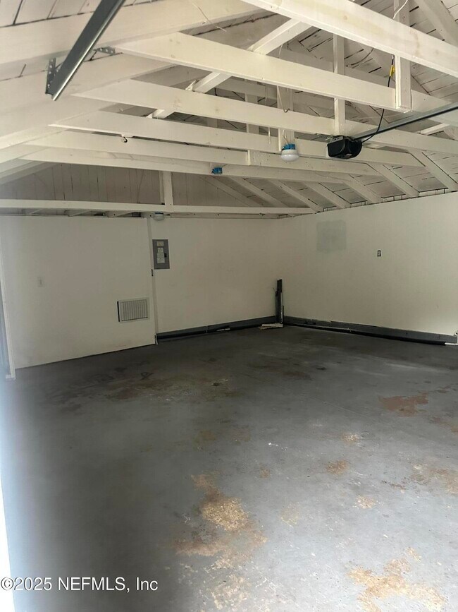 Building Photo - 8543 Fort Caroline Rd