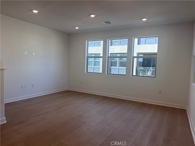 Building Photo - 300 Honeysuckle Wy
