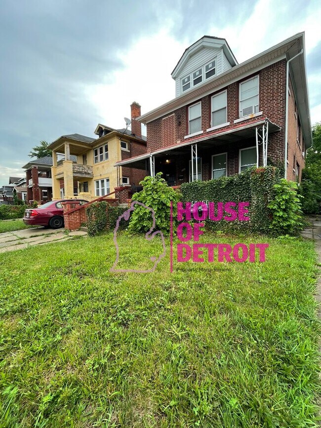 Primary Photo - 5061 Hillsboro St