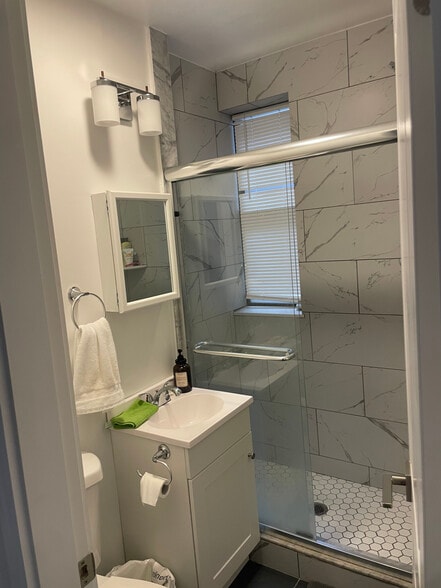 Building Photo - 81 Park Dr