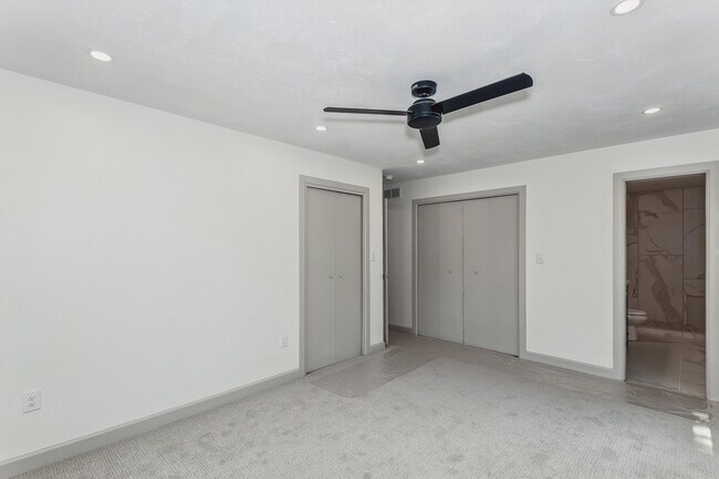 Building Photo - 2243 N Lynnwood Dr