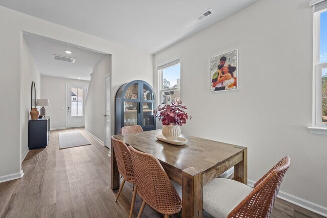 Building Photo - 322 Royal Eagle Ct