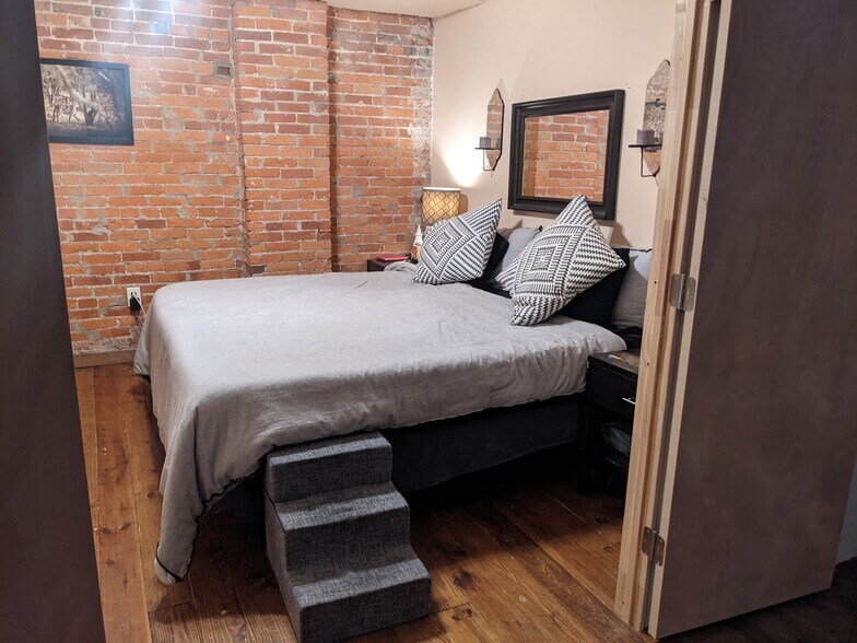 Building Photo - 4 S Front St