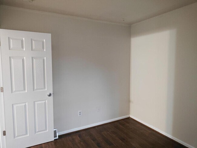 Building Photo - 476 Robbe Ave