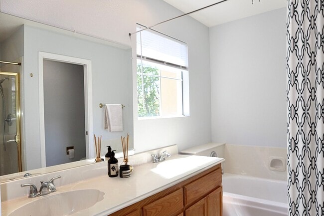 Building Photo - Remodeled 3-bedroom townhome in Fremont – ...