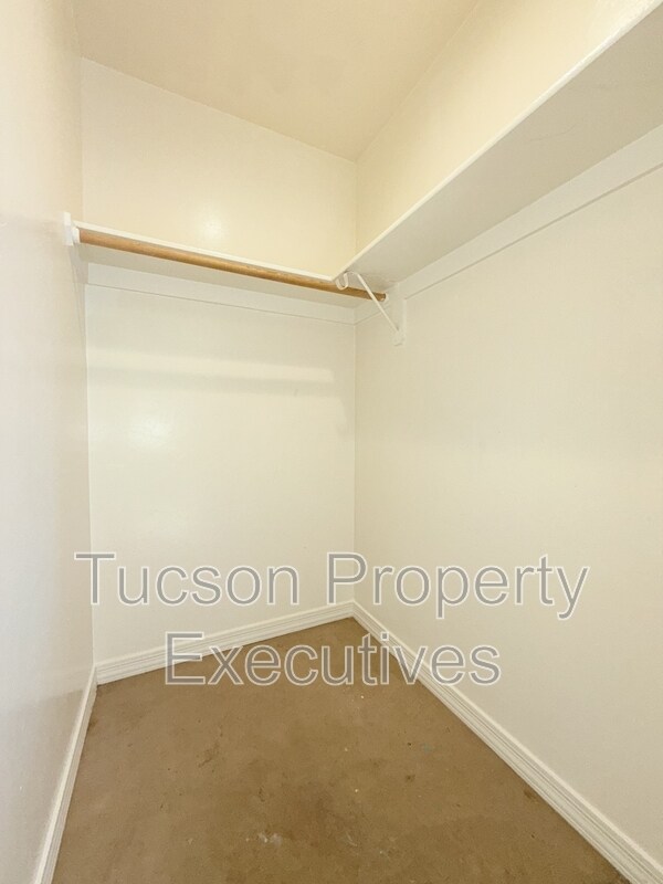 Building Photo - 1015 E 24th St