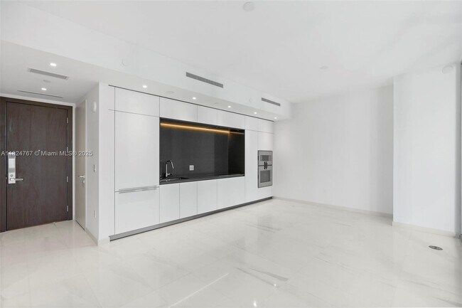 Building Photo - 300 Biscayne Blvd Way
