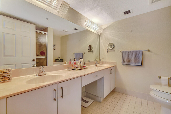Building Photo - 5842 Crystal Shores Dr