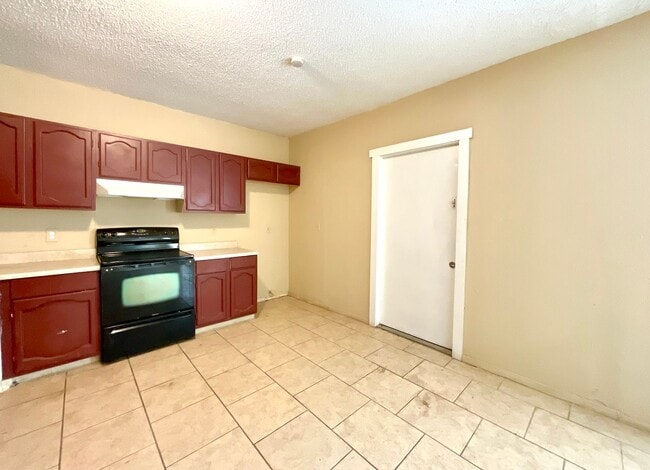 Building Photo - **APPLICATION RECEIVED** AVAILABLE NOW! 2 Bedroom / 1 Bath Home Near Randolph AFB!